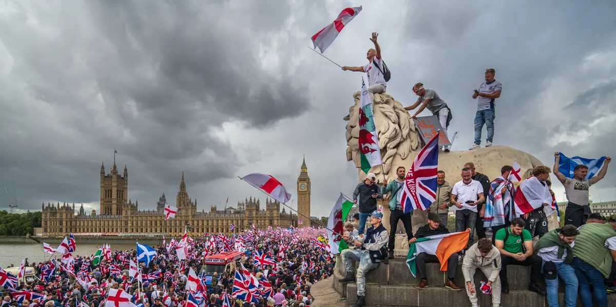 Tommy Robinson réunit 110 000 personnes à Londres lors d’un rassemblement controversé