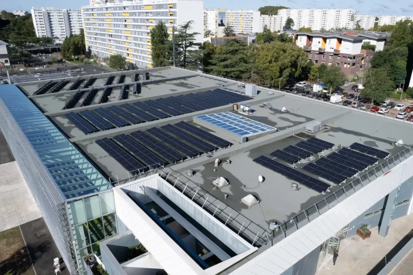 Transition énergétique à Bordeaux : la base sous-marine, nouvel épicentre du débat municipal