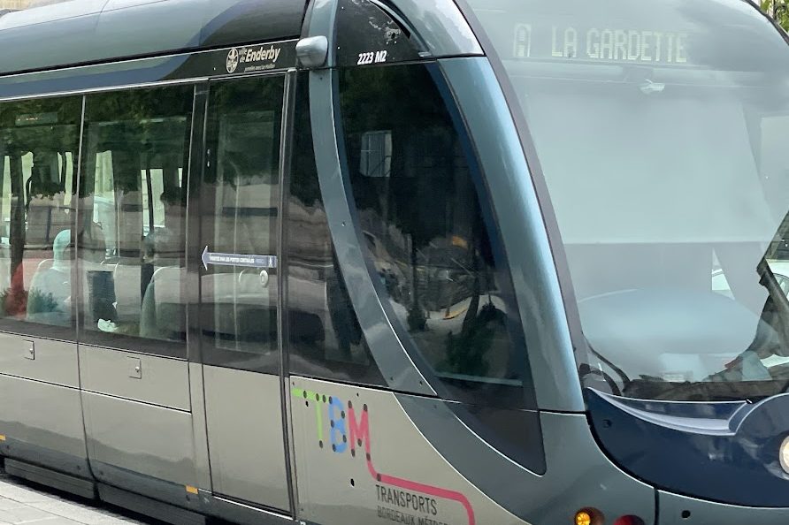 Bordeaux : une adolescente tuée par un tram quai Richelieu
