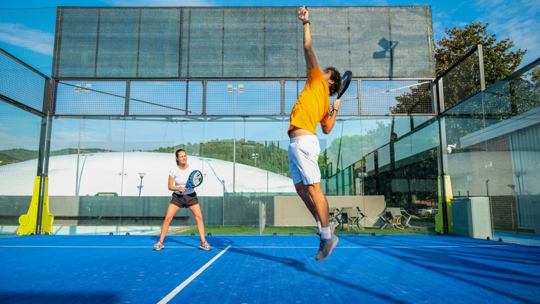 Padel à Bordeaux : La nouvelle passion qui remplit les terrains de la métropole