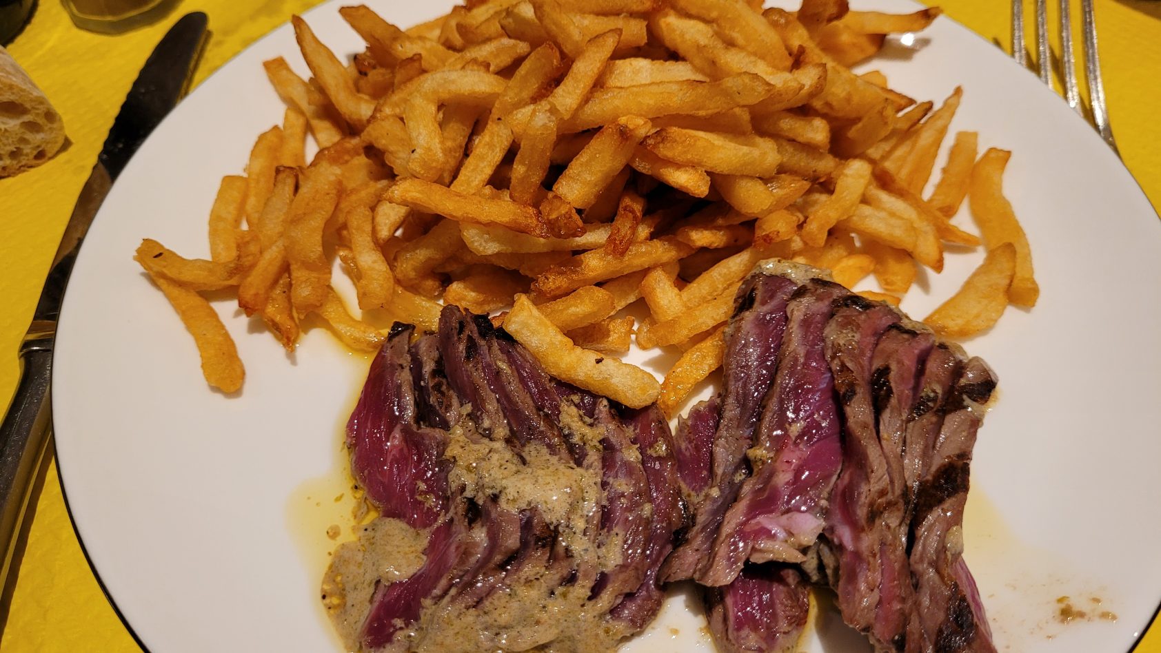 Condamnée pour pratiques trompeuses, Le restaurant L’Entrecôte garde sa popularité à Bordeaux