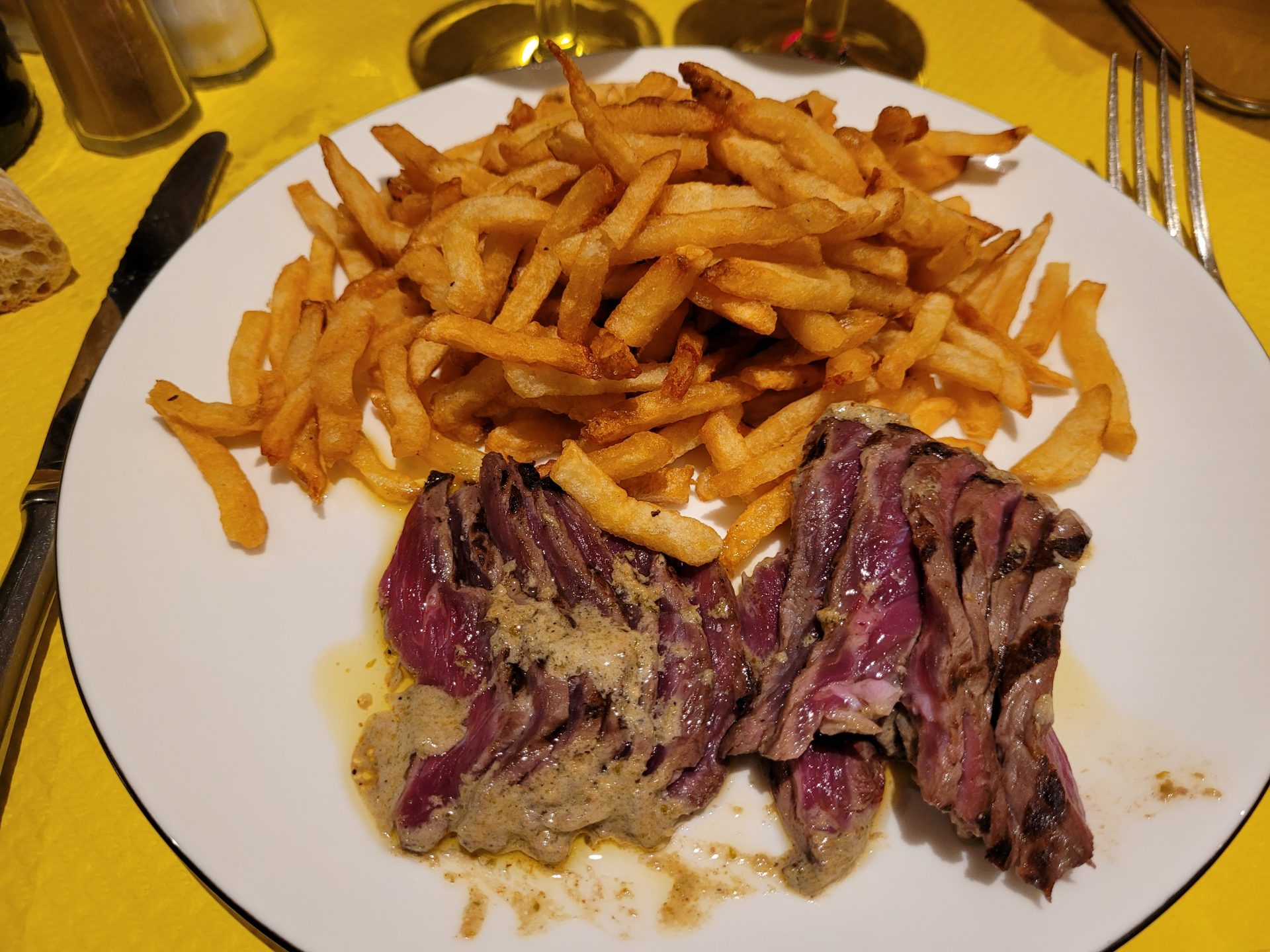 Condamnée pour pratiques trompeuses, Le restaurant L’Entrecôte garde sa popularité à Bordeaux