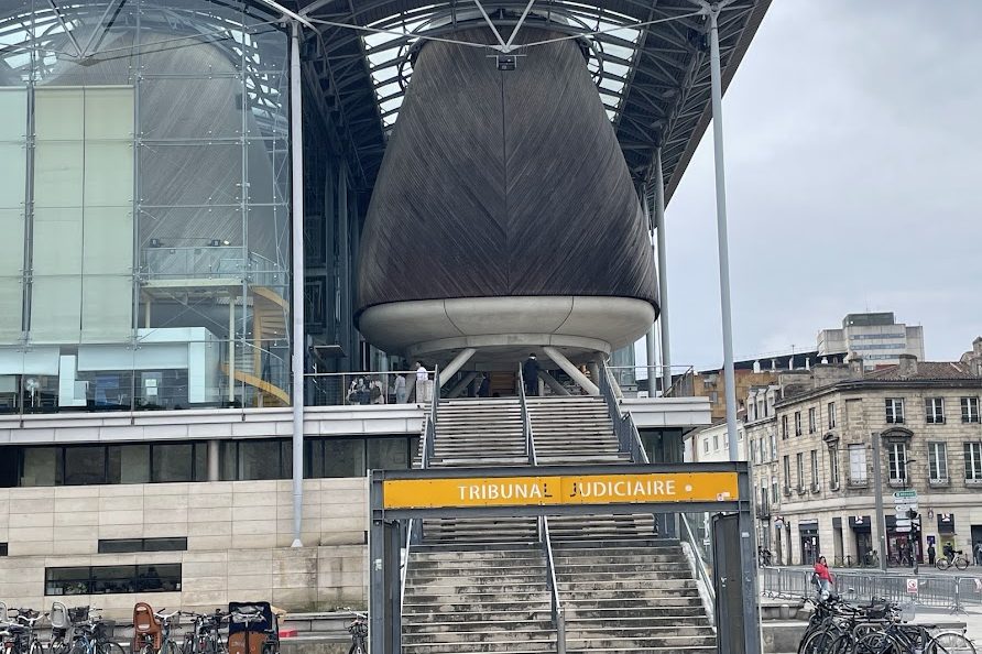 Bordeaux : un Marocain multirécidiviste condamné après une fuite violente et une policière blessée
