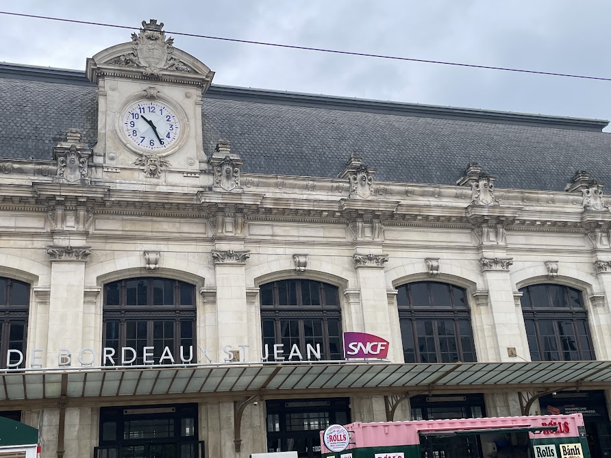 Pont Saint-Jean à Bordeaux : trois hommes grièvement blessés dans une violente sortie de route