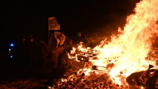 Bordeaux : les Jeunes Agriculteurs mettent le feu au pont Chaban pour dénoncer la crise viticole