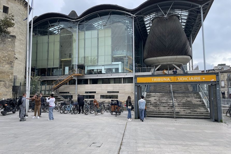 Une rencontre arrangée en ligne a viré à l’absurde ce week-end à Bordeaux. Ce qui devait être un échange discret a finalement mené à une scène chaotique entre tentative d’extorsion et fuite précipitée. Selon les éléments communiqués aux enquêteurs, samedi 6 décembre, un Bordelais avait contacté un jeune homme pour obtenir drogue et services tarifés. Lorsque les deux individus se retrouvent, le fournisseur, dissimulé sous une cagoule, impose soudainement à son client de lui remettre 400 euros en espèces, en le menaçant avec un objet métallique. La victime, sous pression, part retirer l’argent. Mais la situation se retourne brutalement au moment de la remise : c’est finalement l’acheteur qui sort un couteau et fait reculer son agresseur. Le dealer prend aussitôt la fuite, abandonnant l’échange. Alertée, la police retrouve le suspect non loin des lieux, porteur d’un simple coupe-ongles. Déjà condamné à plusieurs reprises, notamment pour violences lors d’extorsions, il a été présenté en comparution immédiate devant le tribunal correctionnel de Bordeaux. Le jugement lui a valu quinze mois de prison, dont une partie assortie d’un sursis probatoire.