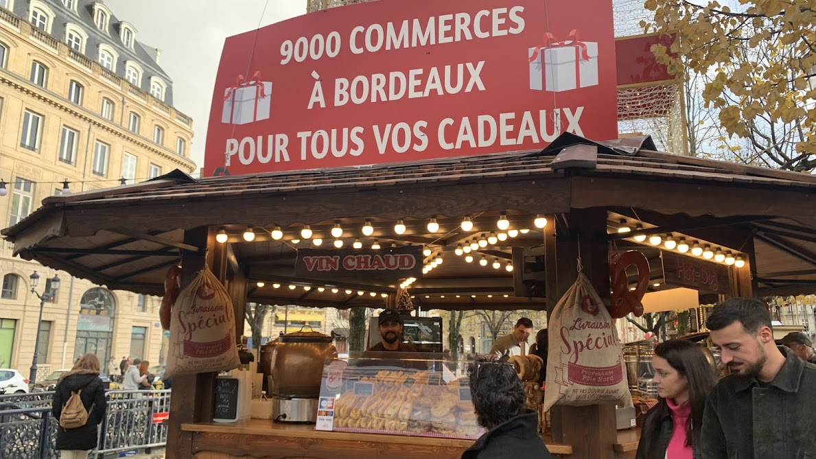 Noël à Bordeaux: la patinoire éco-responsable des Allées de Tourny illumine Bordeaux