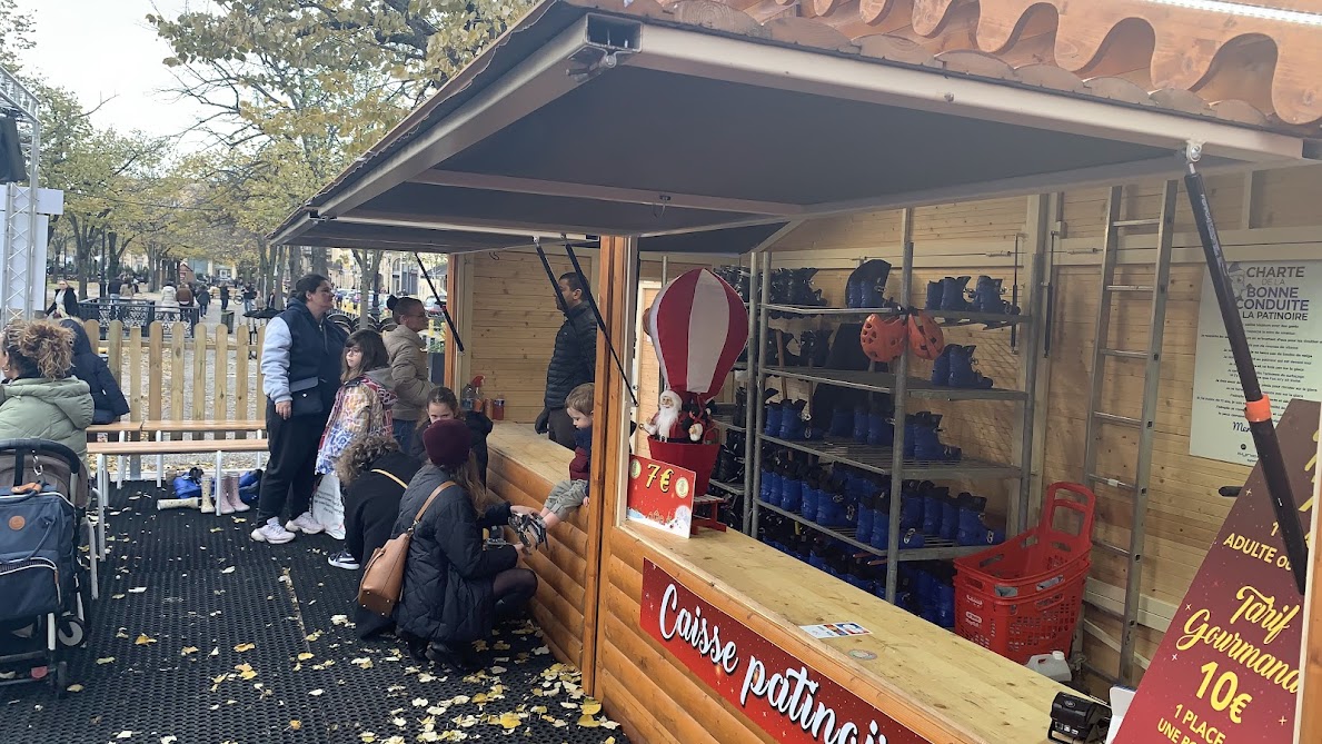 Noël à Bordeaux: la patinoire éco-responsable des Allées de Tourny illumine Bordeaux