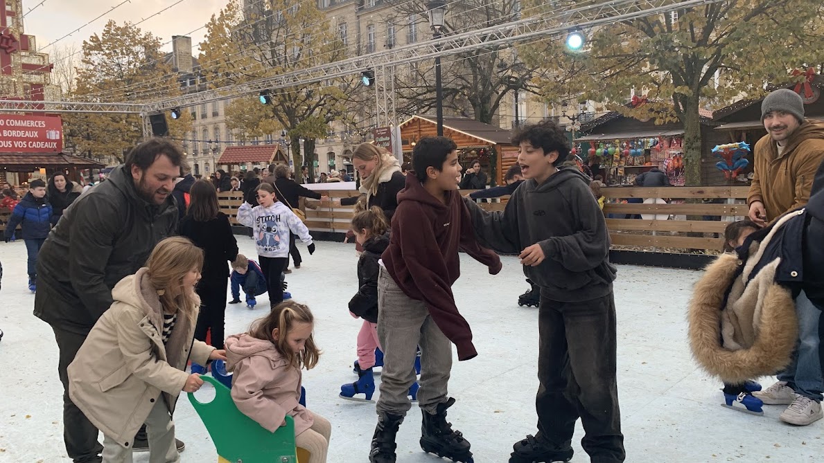 Noël à Bordeaux: la patinoire éco-responsable des Allées de Tourny illumine Bordeaux