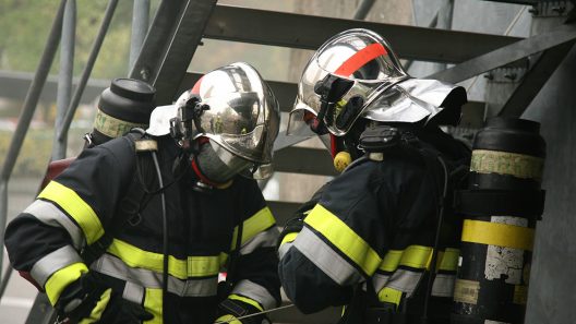 Violent incendie nocturne à Bourg en Gironde : un bâtiment industriel part en fumée