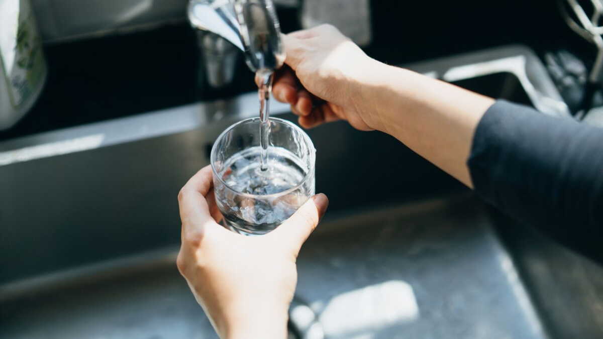 Consommer l’eau chaude du robinet : fausse bonne idée et réflexe à éviter