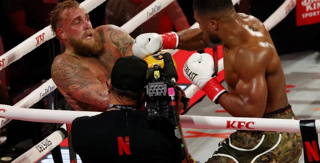 Jake Paul lourdement battu par Anthony Joshua dans un choc très critiqué