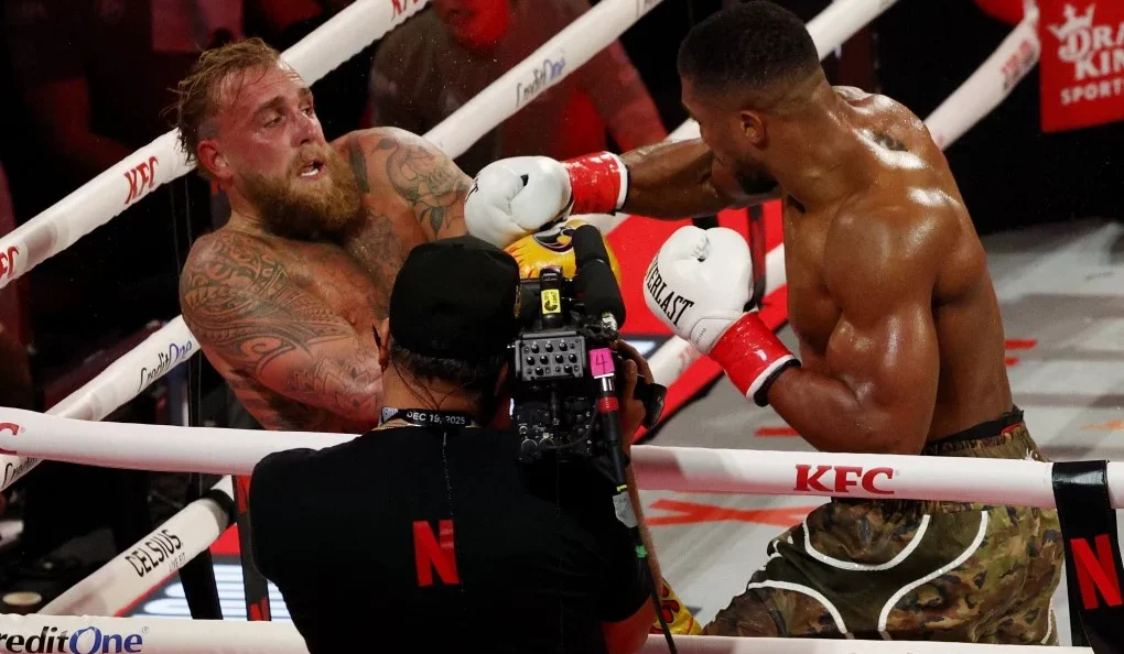 Jake Paul lourdement battu par Anthony Joshua dans un choc très critiqué