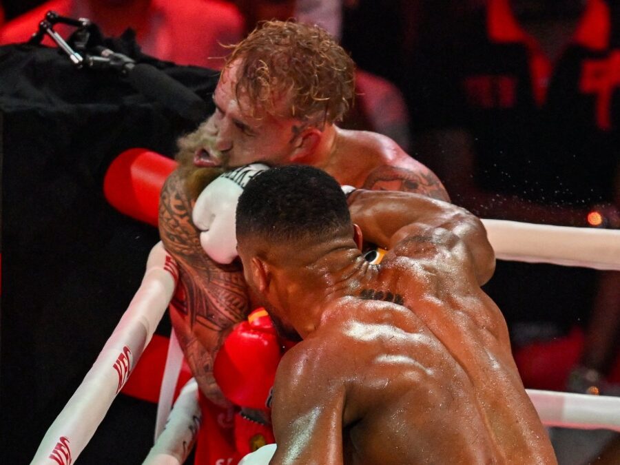 Jake Paul lourdement battu par Anthony Joshua dans un choc très critiqué