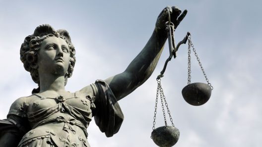 Chaos à Périgueux : l’appel d’un procès pour meurtre de drogue tourne mal dans la salle d’audience