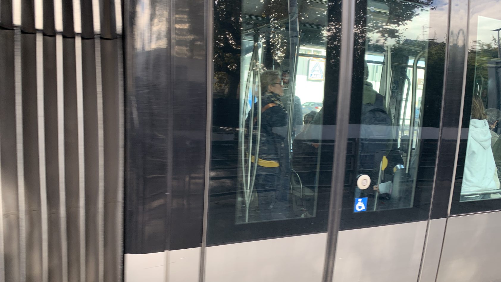 Place de la Victoire à Bordeaux : une bagarre interrompt un tram et frôle l’accident