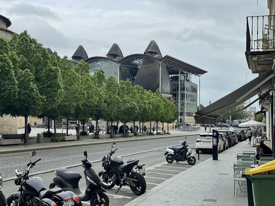Préfecture de la Gironde visée par des dégradations nocturnes : un homme condamné en comparution immédiate