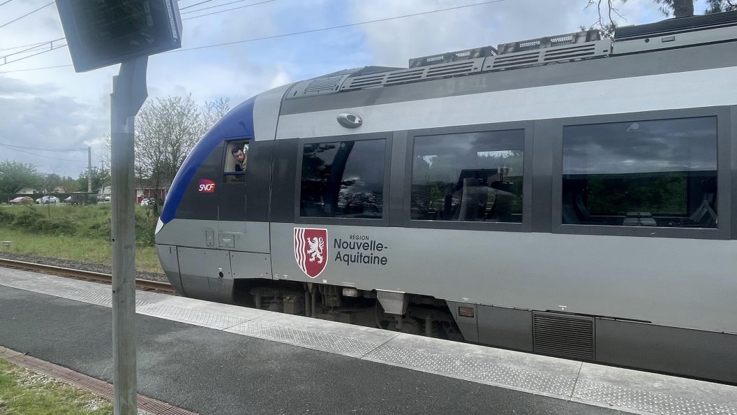 Des rubans rouges et blancs pour alerter sur les retards du TER dans le Médoc