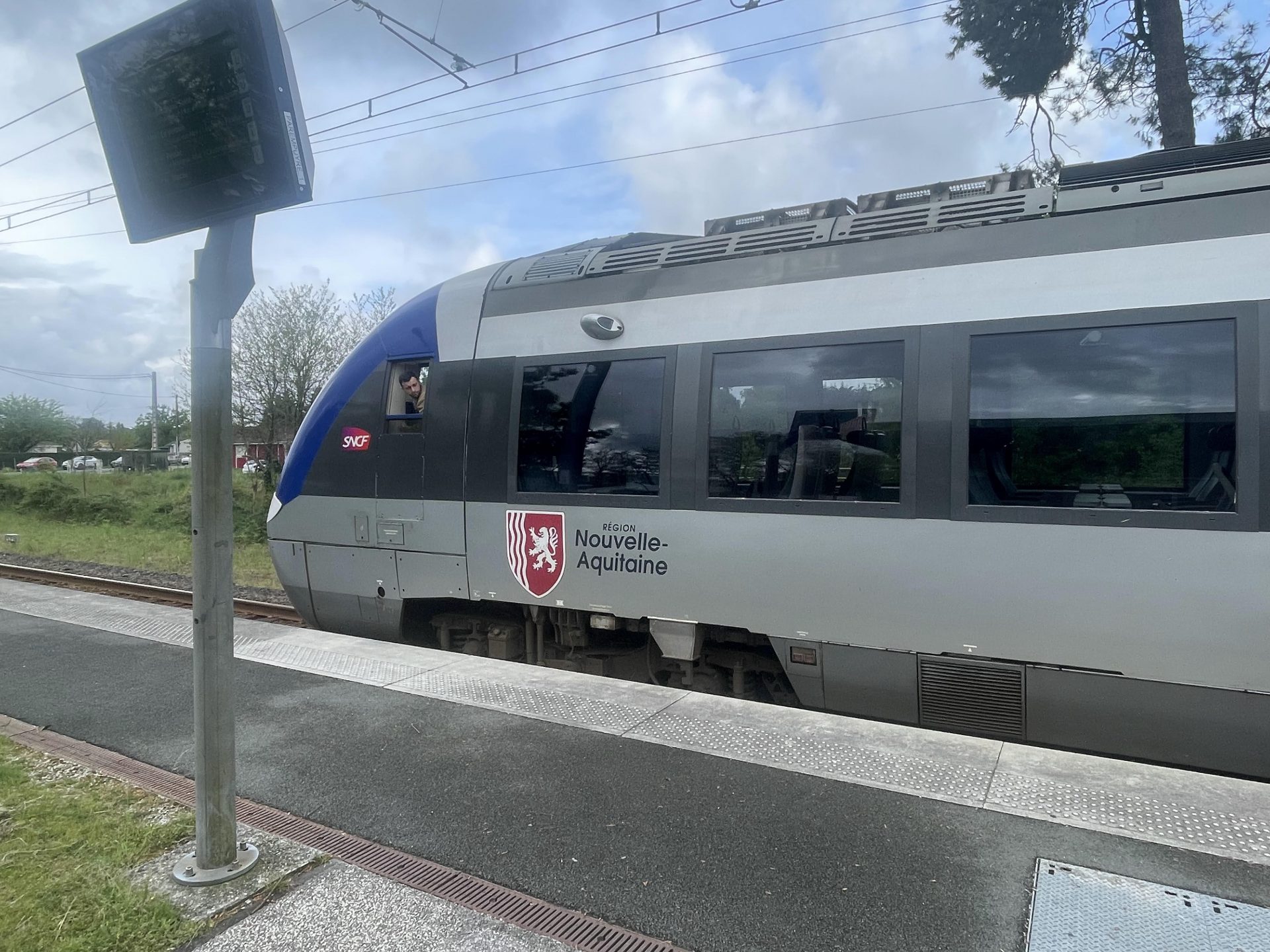 Des rubans rouges et blancs pour alerter sur les retards du TER dans le Médoc