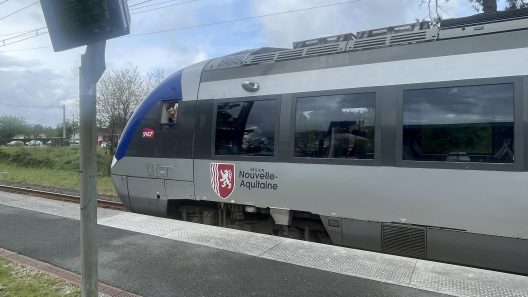 Des rubans rouges et blancs pour alerter sur les retards du TER dans le Médoc