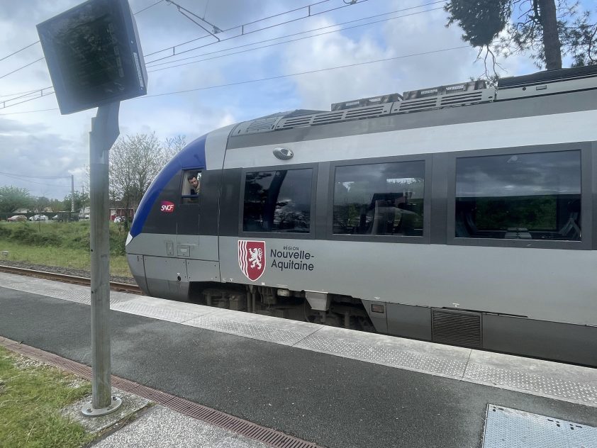 Des rubans rouges et blancs pour alerter sur les retards du TER dans le Médoc