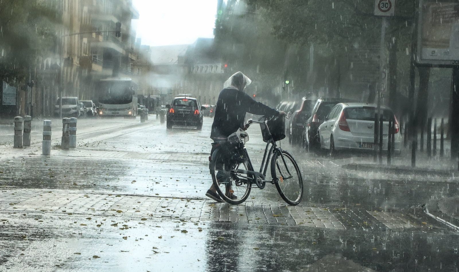 Météo à Bordeaux et en Gironde : vents violents, orages et crues annoncés ce week-end