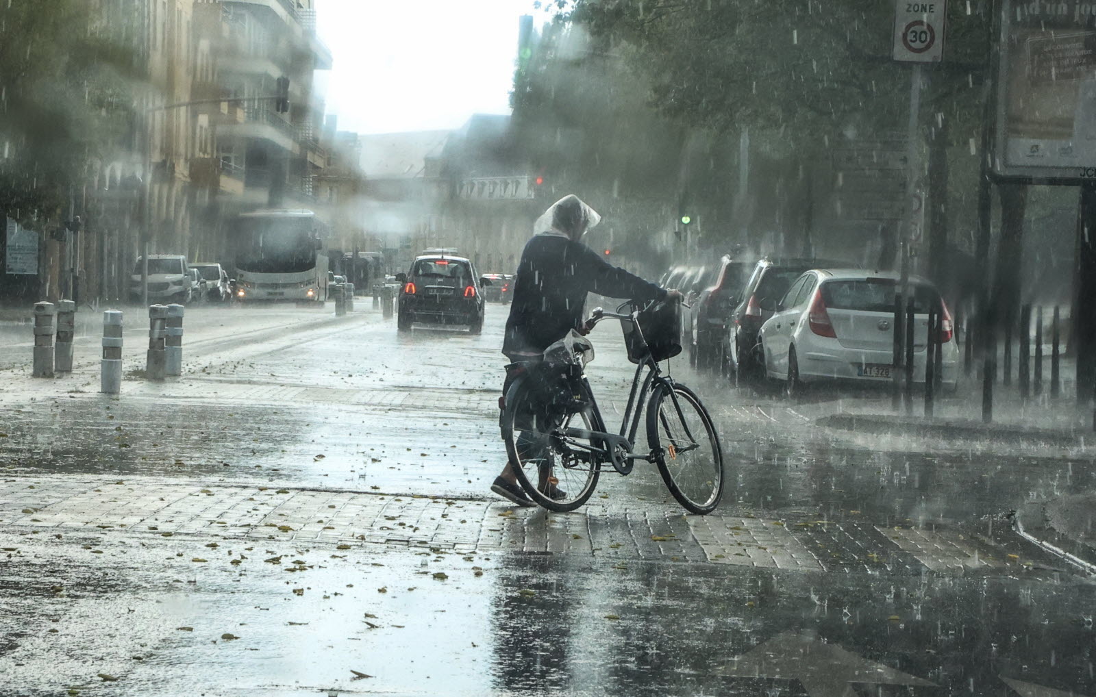 Météo à Bordeaux et en Gironde : vents violents, orages et crues annoncés ce week-end
