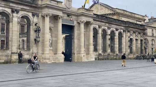 Urbanisme : bras de fer juridique autour d’un chantier bordelais, le tribunal suspend la décision du maire Pierre Hurmic