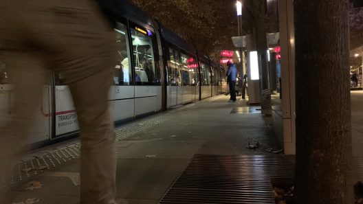 Bordeaux : le tribunal s’oriente vers un refus d’indemnisation après une chute sur les rails du tram