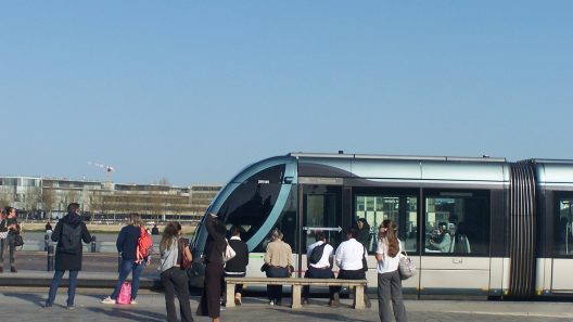 Porte de Bourgogne à Bordeaux : une voiture percute un tram, le trafic paralysé