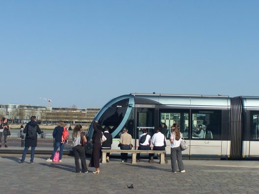 Porte de Bourgogne à Bordeaux : une voiture percute un tram, le trafic paralysé