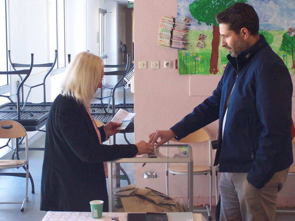 Parempuyre vote pour les municipales 2026 : Jennyfer Michalak aperçue au bureau de vote
