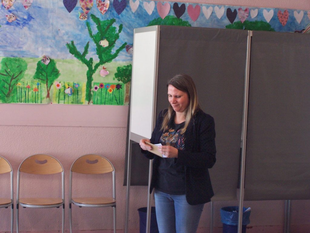 Parempuyre vote pour les municipales 2026 : Jennifer MICHALAK aperçue au bureau de vote