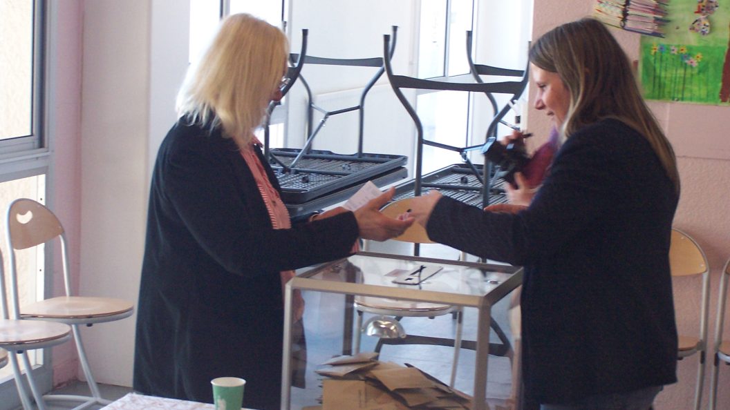 Parempuyre vote pour les municipales 2026 : Jennifer MICHALAK aperçue au bureau de vote