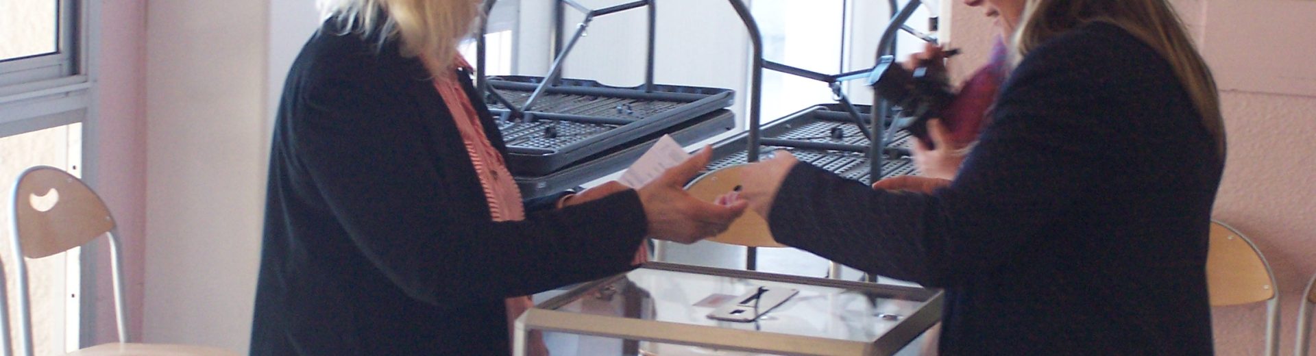 Parempuyre vote pour les municipales 2026 : Jennifer MICHALAK aperçue au bureau de vote