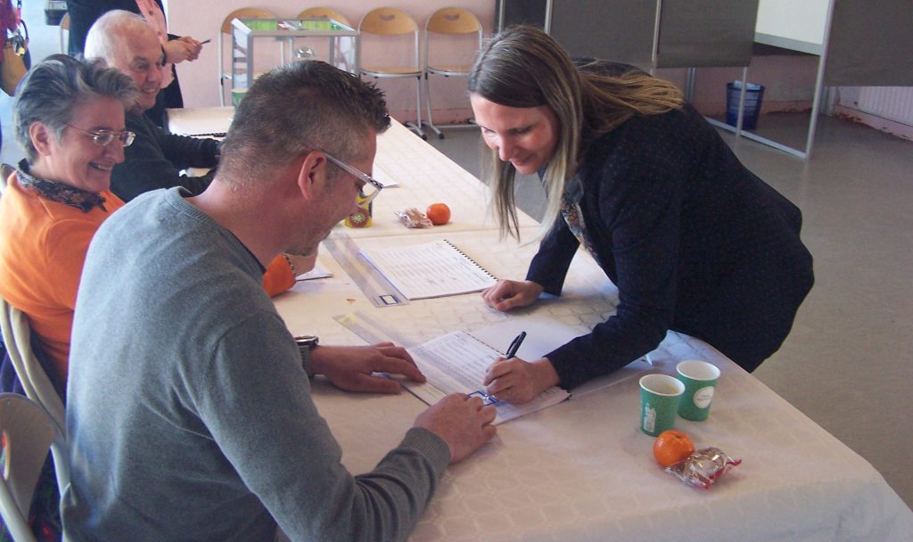 Parempuyre vote pour les municipales 2026 : Jennyfer Michalak aperçue au bureau de vote