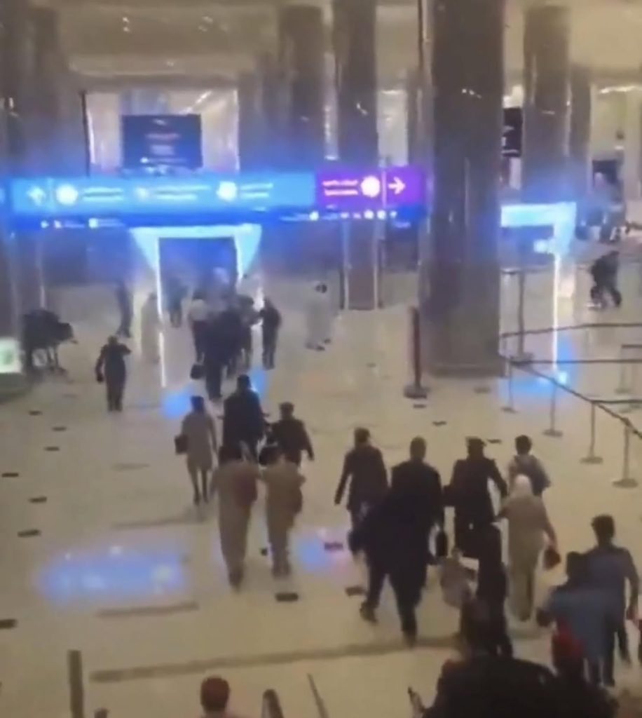Missiles et drones iraniens : Dubaï renforce sa vigilance après un incident à l’aéroport international de Dubaï