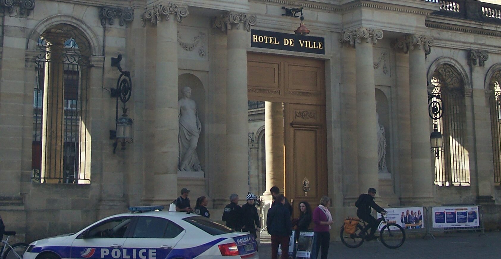 Fausse alerte à Bordeaux : la police déployée pour un canular inquiétant à la mairie