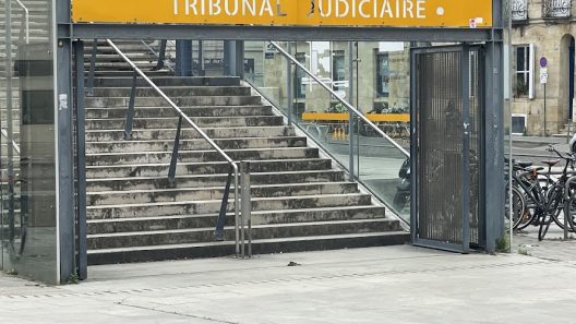 Précarité extrême à Bordeaux : un abribus occupé depuis des mois vidé sur décision de justice
