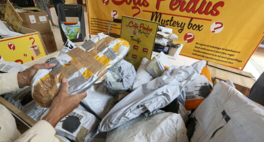 Mystères à Bordeaux : la boutique « Colis perdus » fait le plein de curieux rue Sainte-Catherine