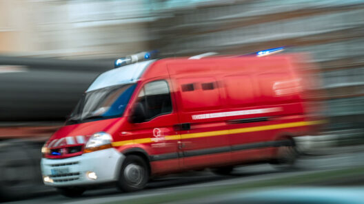 Accident à Périgueux : une voiture détruit un poteau électrique et plonge des habitations dans le noir