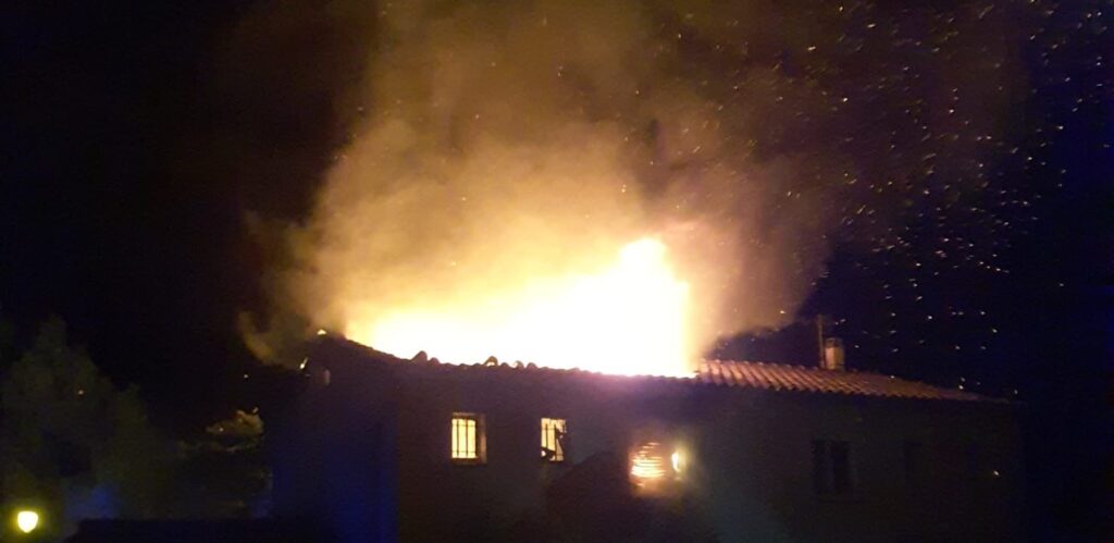 Incendie mortel sur le bassin d’Arcachon : une maison ravagée par les flammes