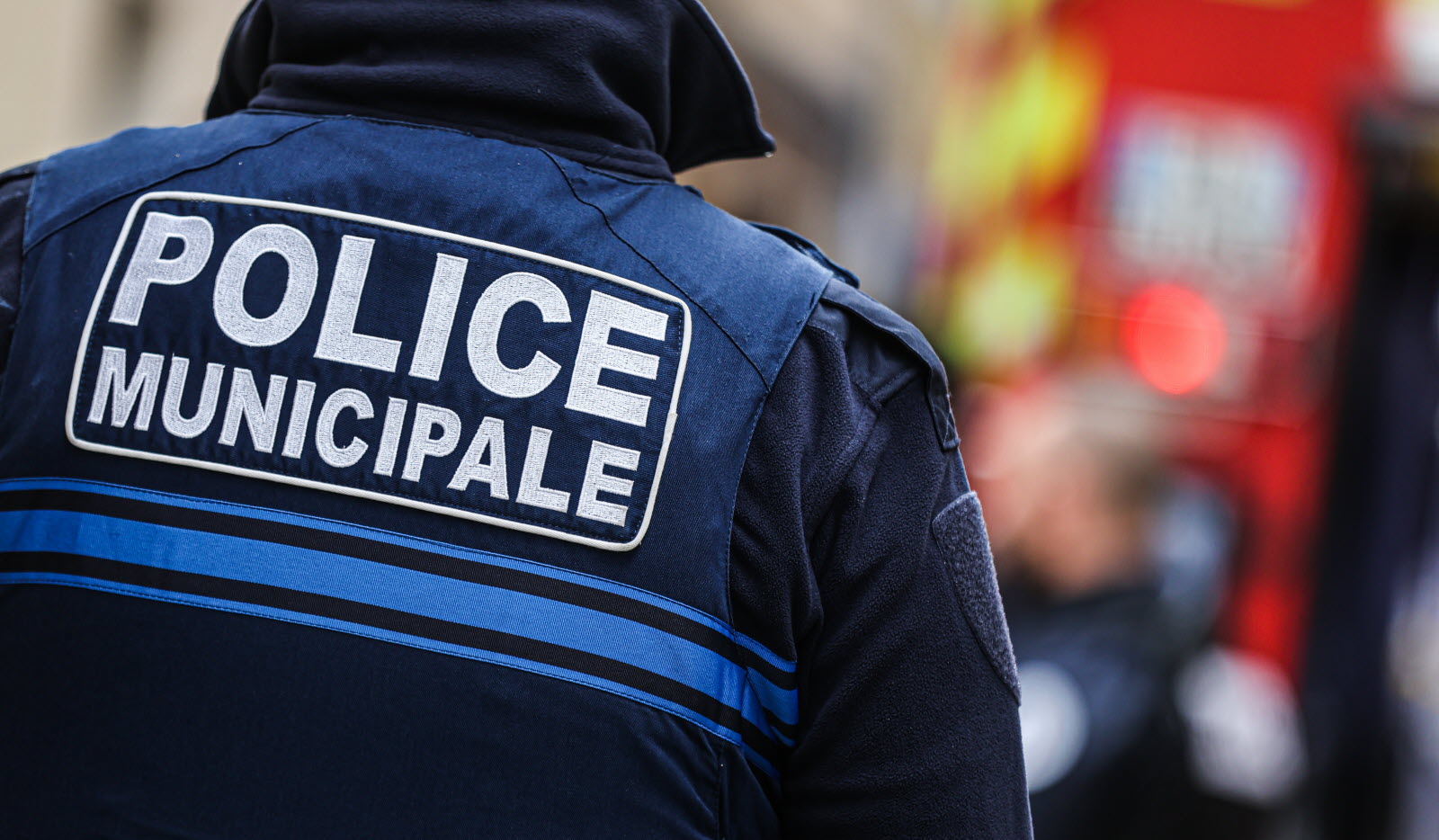 Une patrouille de police interpelle un homme armé dans les rues de Bordeaux