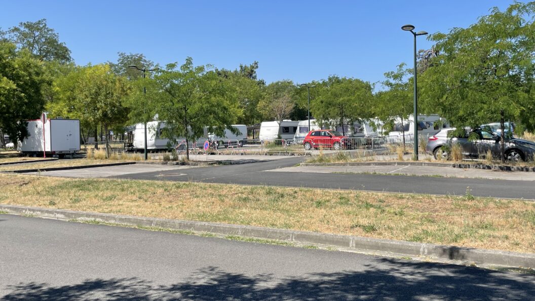 Gare de Parempuyre : la Ville accueille temporairement cinq familles de gens du voyage