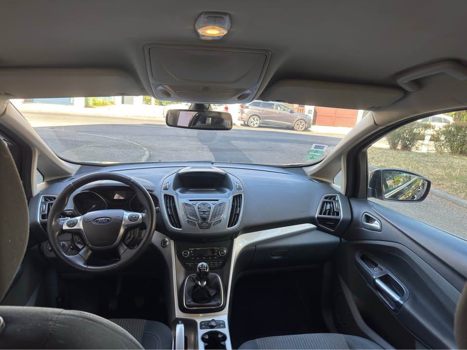 Ford noire bien entretenue