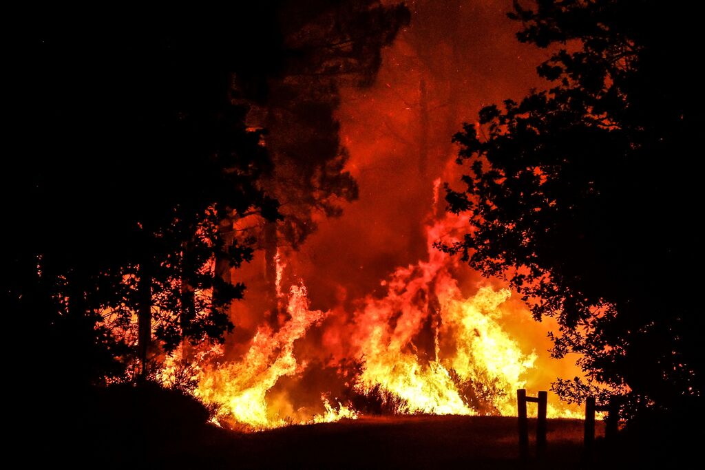 Gironde : l’incendie de Saumos continue de gagner du terrain, la fumée envahit le Médoc