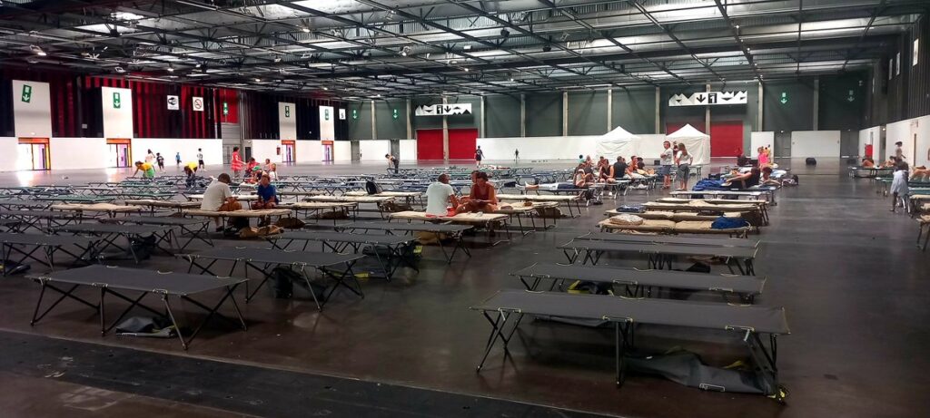 Bordeaux : face à la saturation du centre d’accueil, des évacués contraints de dormir dans leur véhicule