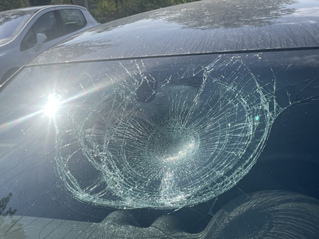 Nuit de vandalisme à Parempuyre : pare-brise fracassés, vols, effractions… des locataires réclament des mesures urgentes à leur bailleur
