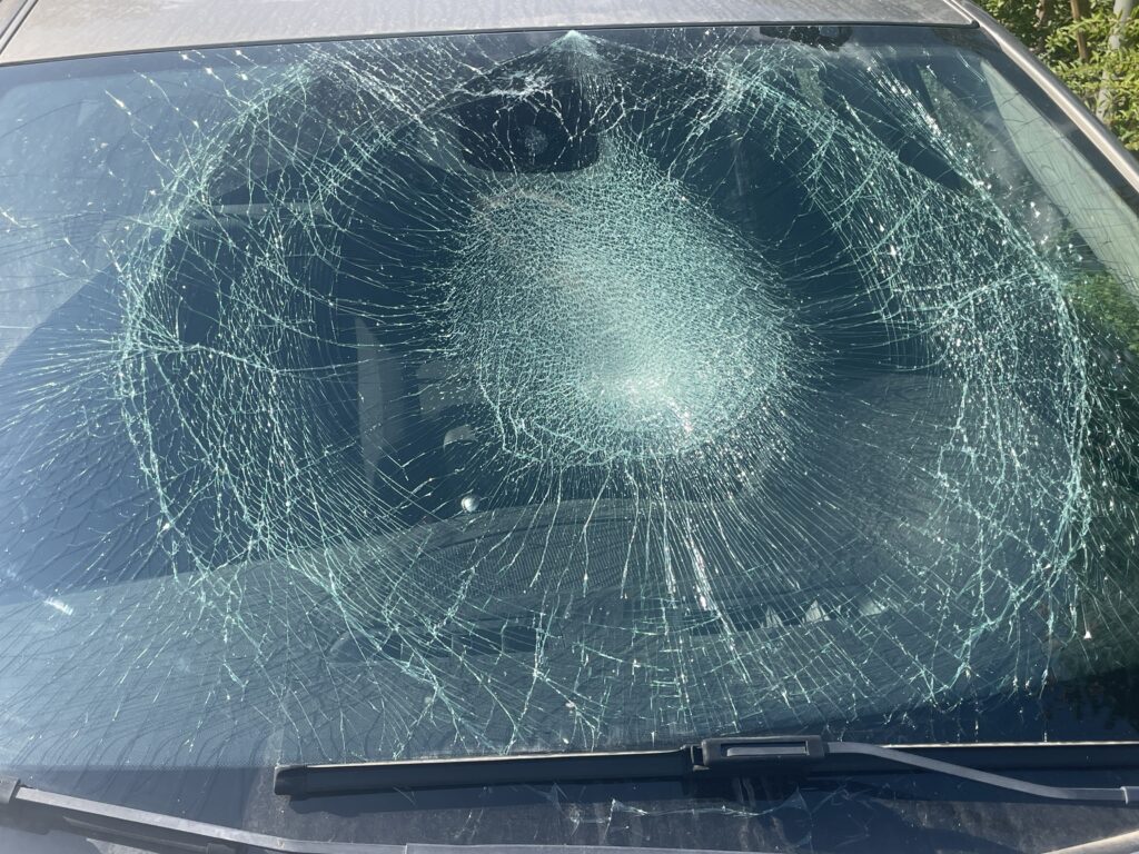 Nuit de vandalisme à Parempuyre : pare-brise fracassés, vols, effractions… des locataires réclament des mesures urgentes à leur bailleur