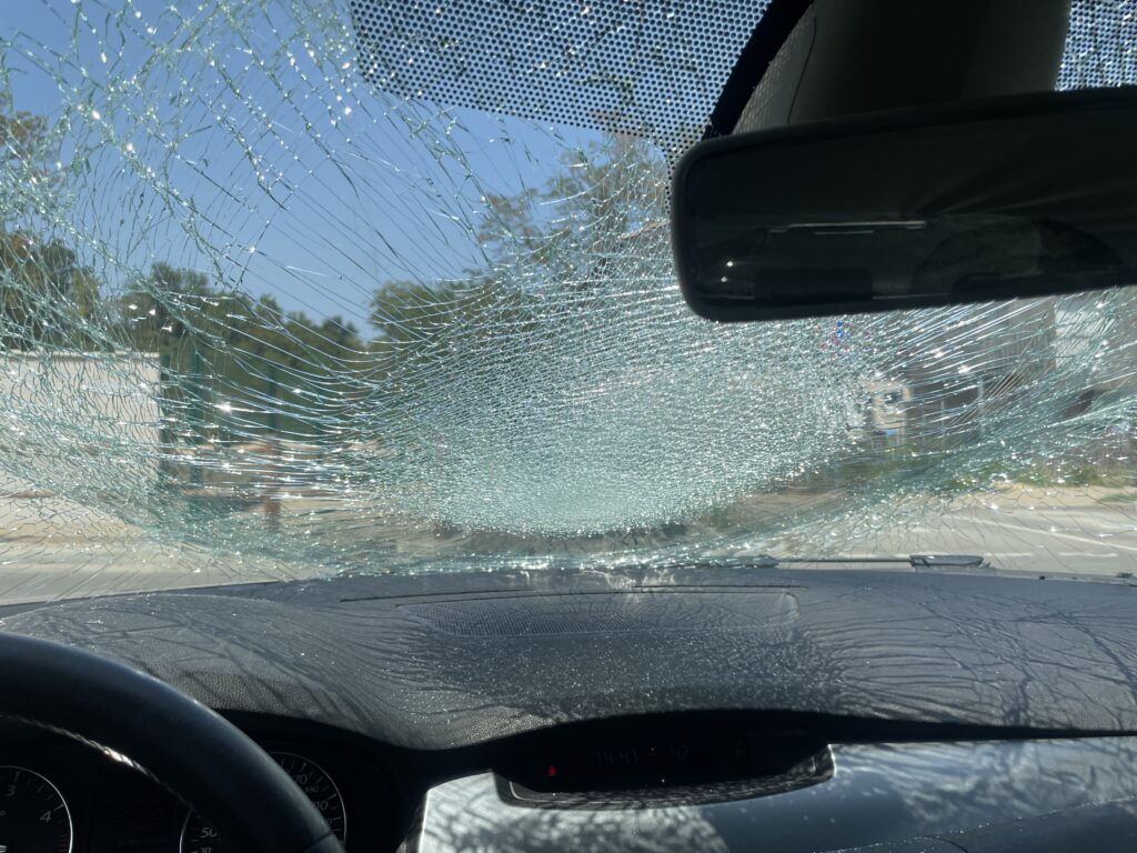 Nuit de vandalisme à Parempuyre : pare-brise fracassés, vols, effractions… des locataires réclament des mesures urgentes à leur bailleur